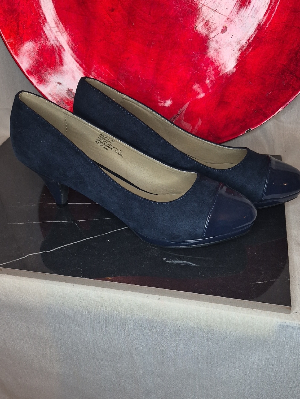 WS41- Women Classic Navy Suede & Patent Cap-Toe Pumps - sz 10